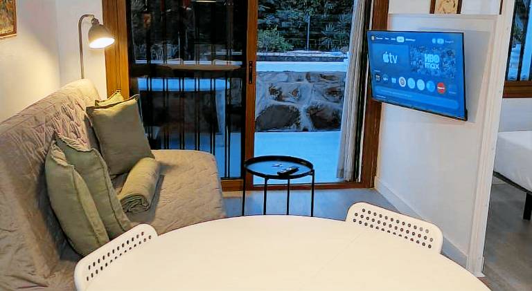 Apartment with pool — photo 5