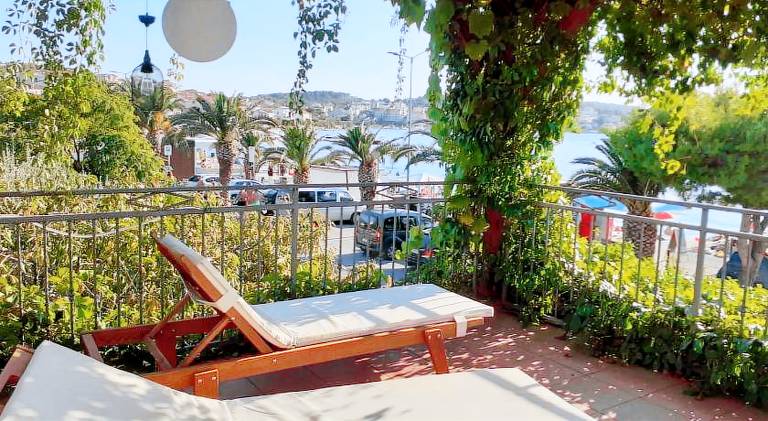 Holiday apartment with barbecue, yard & patio — photo 3