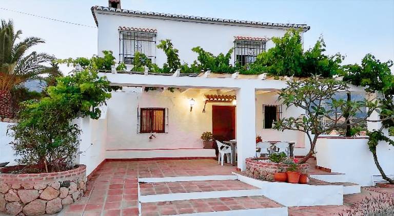 House with private pool, patio & grill — photo 5