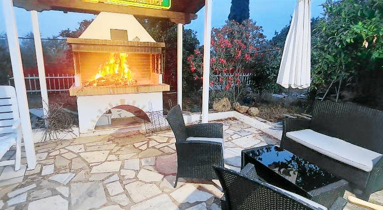 Rental apartment with BBQ, terrace & yard — photo 3