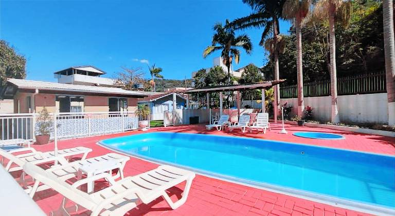 Vacation home with pool — photo 3