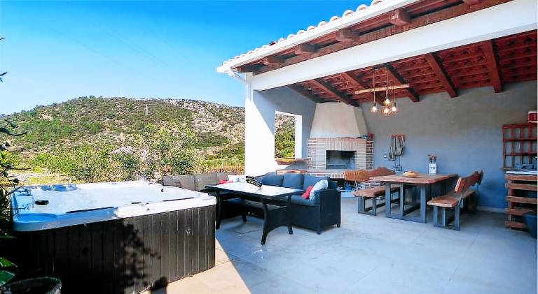 Vacation home with hot tub | Pet-friendly — photo 2