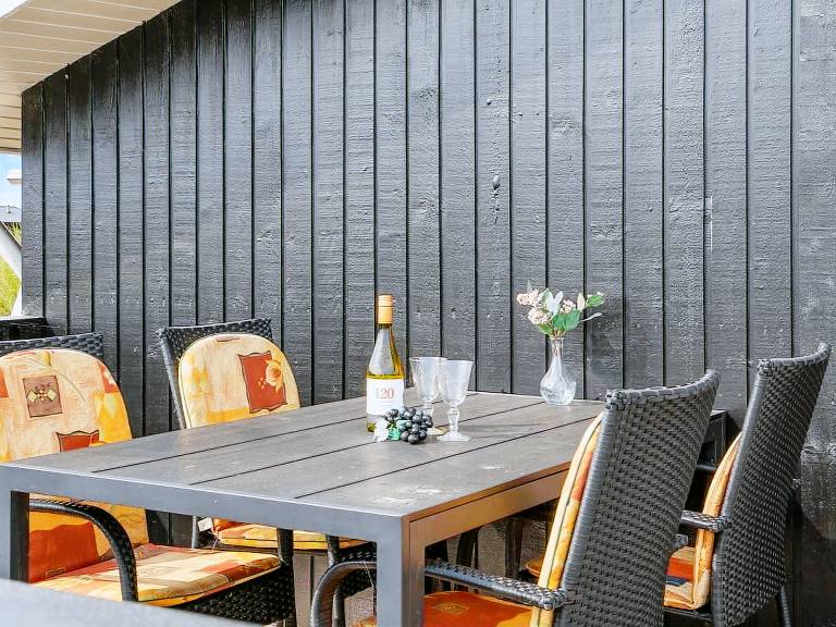 Vacation home with sauna, barbecue & patio — photo 5