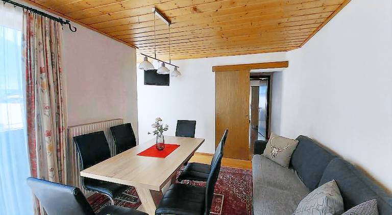 Rental apartment with yard, barbeque & patio — photo 4