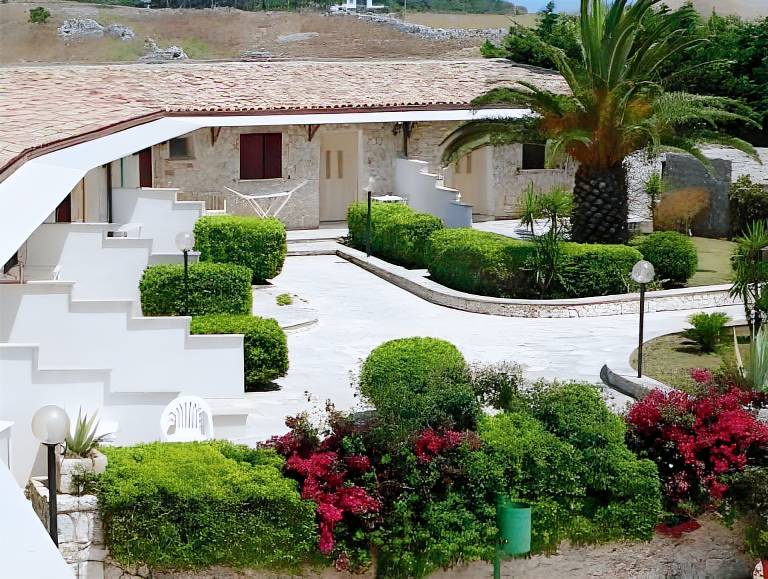 Lovely serviced apartment with garden, private pool & patio | Pet-friendly — photo 4