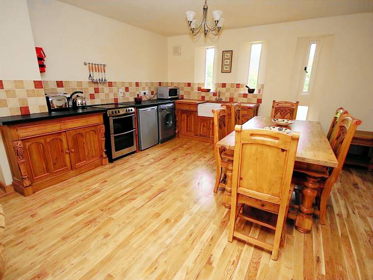 Family-oriented cottage with yard, BBQ & hot tub | River view | Pets allowed — photo 4
