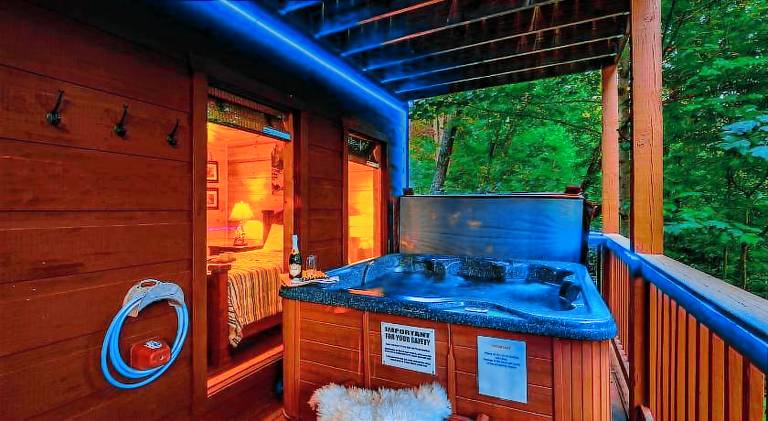 Goonies Cove - Spacious 4BR Cabin Arcade, Pool Table & Hot Tub! — photo 3