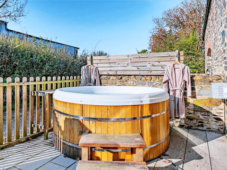Fully equipped pleasant cottage with terrace, barbeque & jacuzzi | Pets allowed — photo 2