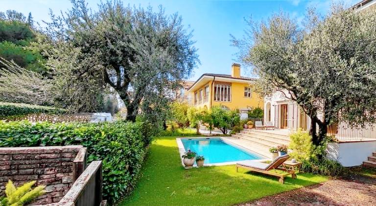 Villa with yard, pool & jacuzzi | Beach nearby | Pets allowed in Toscolano Maderno