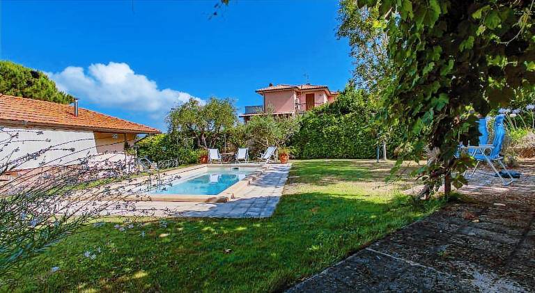 Holiday apartment with pool — photo 5