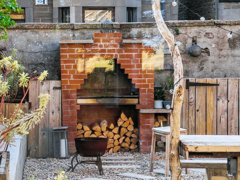 Vacation home with grill & yard — photo 4