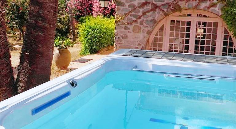 Vacation home with jacuzzi & pool — photo 3