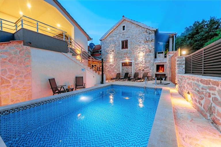 Villa with terrace, private pool & yard | Pets are welcome — photo 3