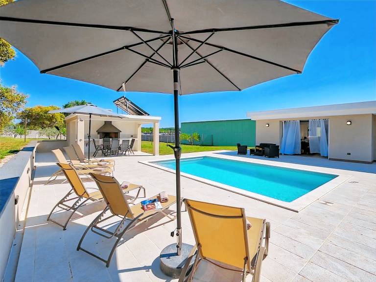 Fully equipped ample house with patio, grill & private pool | Nature view | Dogs allowed — photo 2