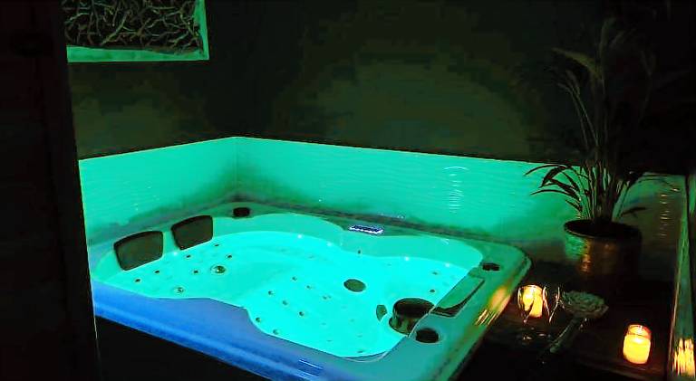 Vacation home with hot tub in Calais