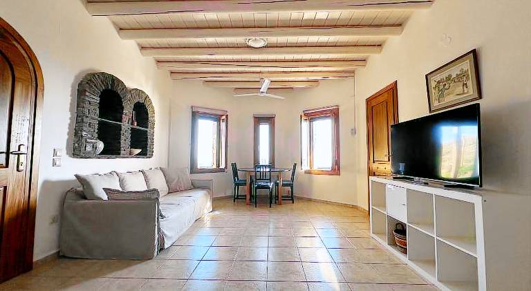Pleasant vacation home with pool, hot tub & terrace | Pets are welcome — photo 5