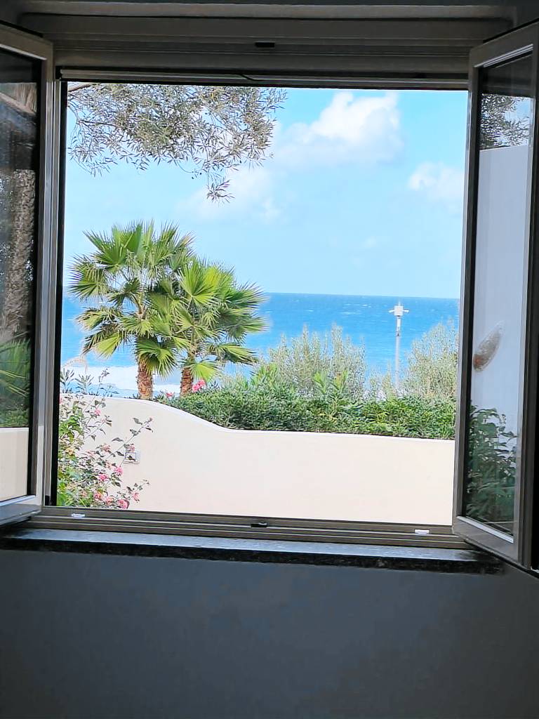 Villa with fast internet, pool & yard | Beach view — photo 3
