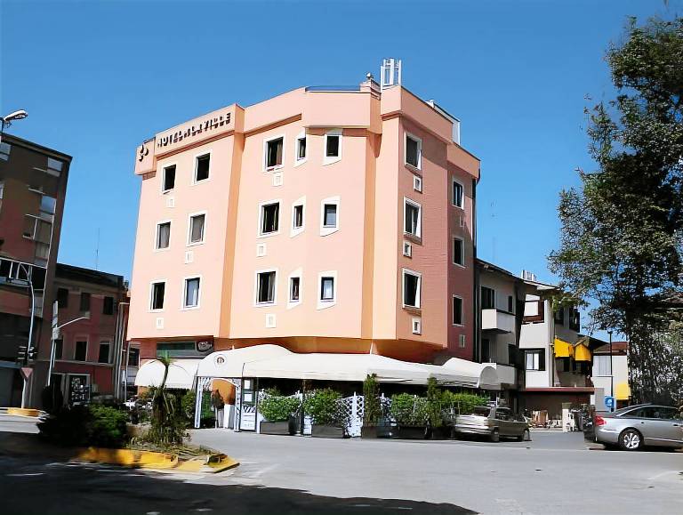 Hotel De La Ville depandance di Hotel Augustus in Fano