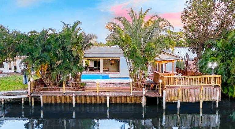 House with grill, yard & private pool in Melrose