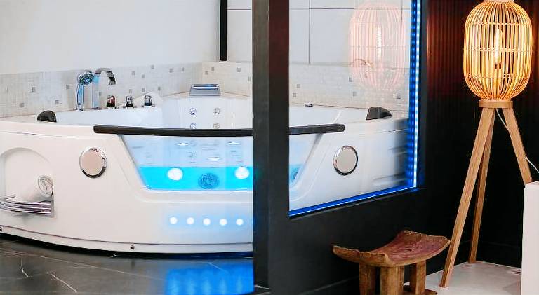 Holiday apartment with yard & jacuzzi — photo 3