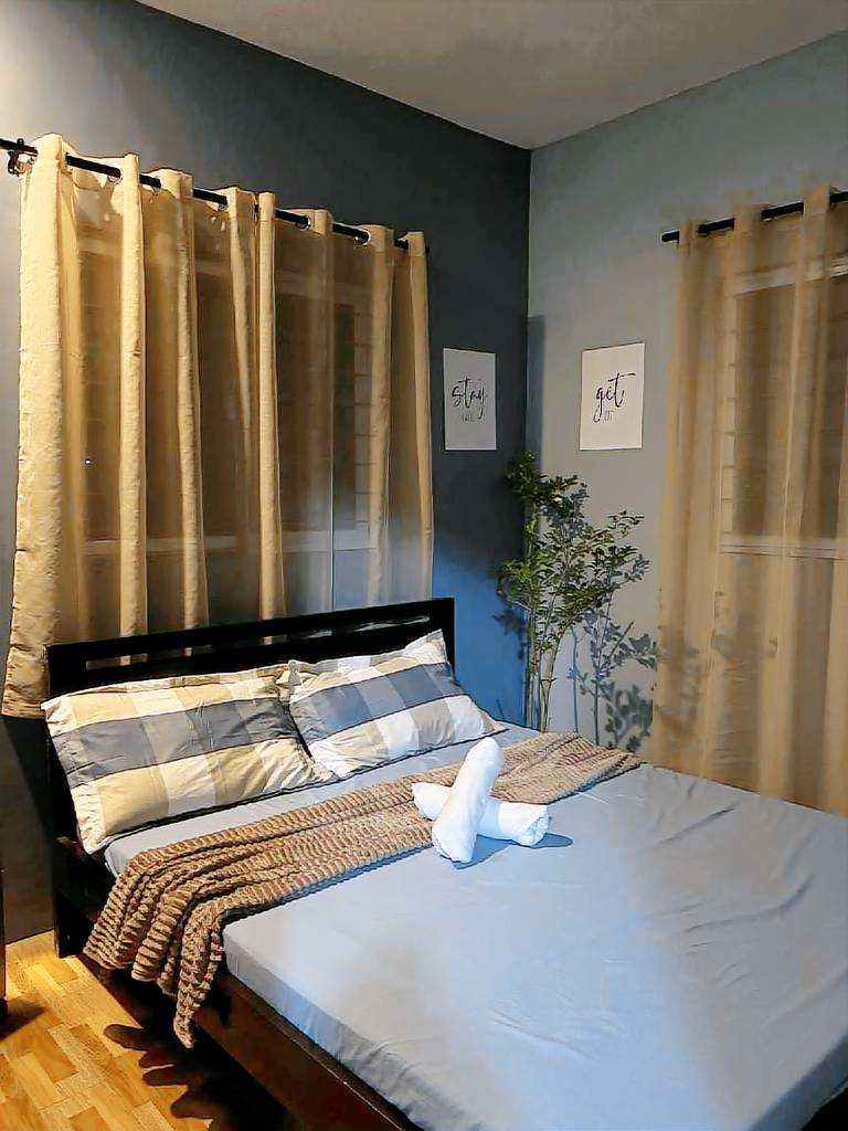 Big villa with terrace, yard & barbeque | Pets allowed in Silang