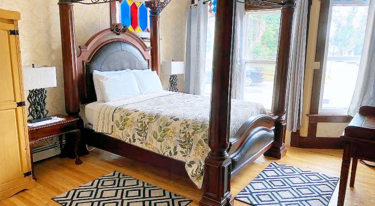 Colonial Charm Inn Bed & Breakfast — photo 2