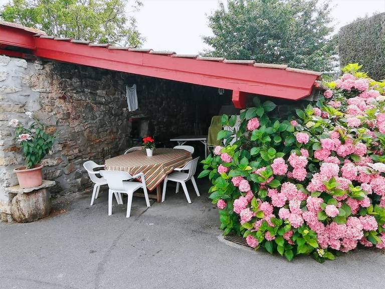 Holiday apartment with yard & grill | City view — photo 3