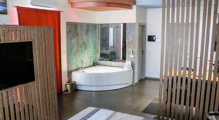 Wonderful rental apartment with terrace & hot tub | Next to the beach | Pet-friendly in Pozzolengo