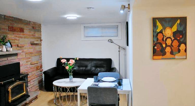Cozy Private Room with Shared Bathroom in Toronto