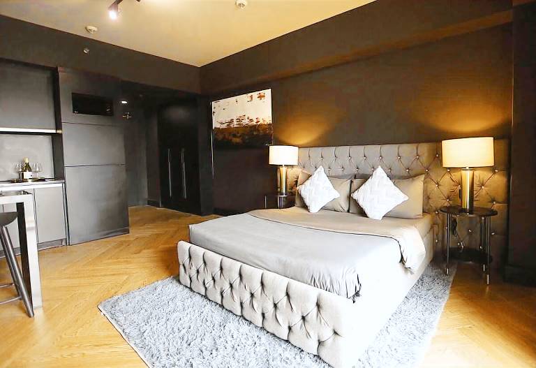 Vacation home with patio, pool & hot tub | Suitable for remote work in Taguig