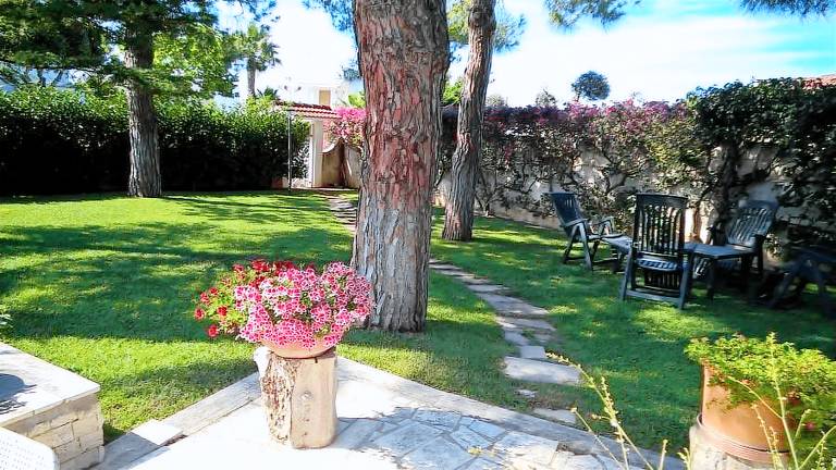 Family-oriented holiday apartment with garden | Next to the beach | Pets are welcome — photo 2