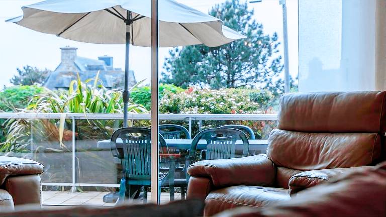 Villa with barbeque & yard | Beach view — photo 4