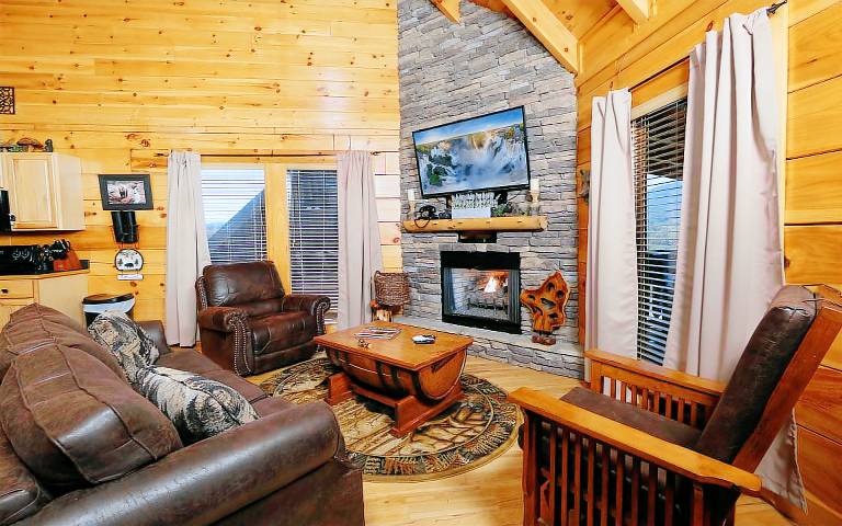 Cabin with barbecue, pool & jacuzzi | Mountain view — photo 3