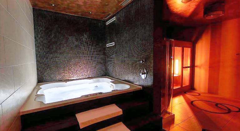 Serviced apartment with hot tub, sauna & terrace | Next to Hlavné námestie — photo 4