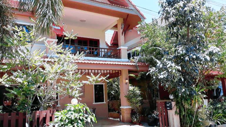 Ample villa with jacuzzi, yard & pool | Perfect for remote work | Dogs allowed in Krabi