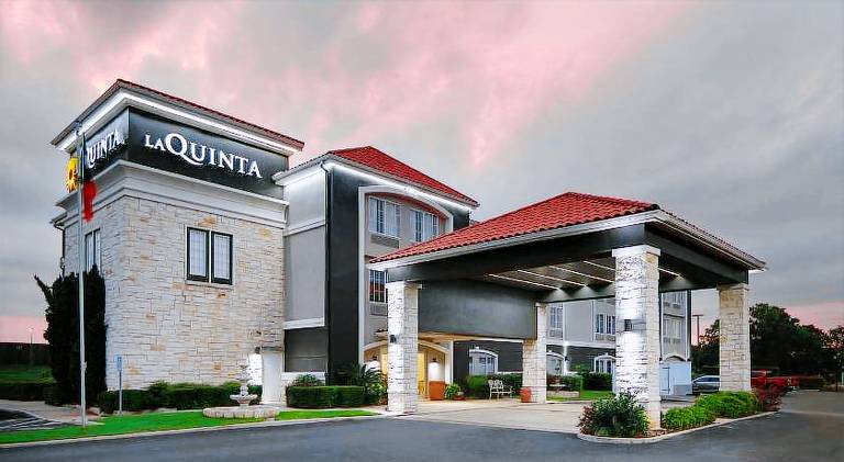 La Quinta Inn & Suites by Wyndham Fredericksburg — photo 3