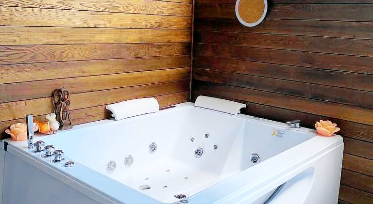 Vacation home with jacuzzi — photo 3