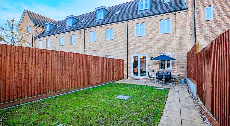 Stylish House with Smart TVs and Netflix, Fast Wifi, Free Parking and Garden by Yoko Property — photo 4