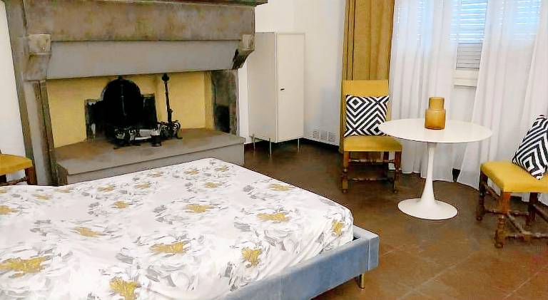 Serviced apartment with yard & patio — photo 2