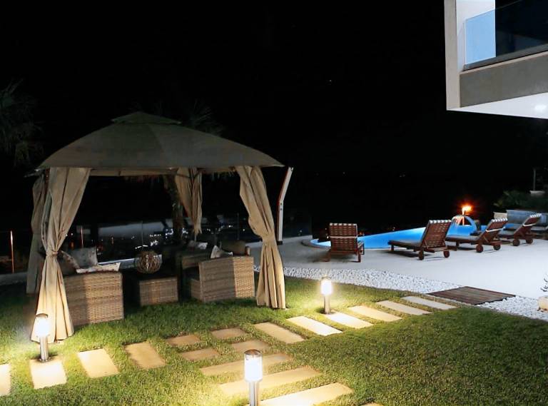 Fully equipped ample villa with private pool, yard & jacuzzi | Water view | Pets are welcome — photo 2