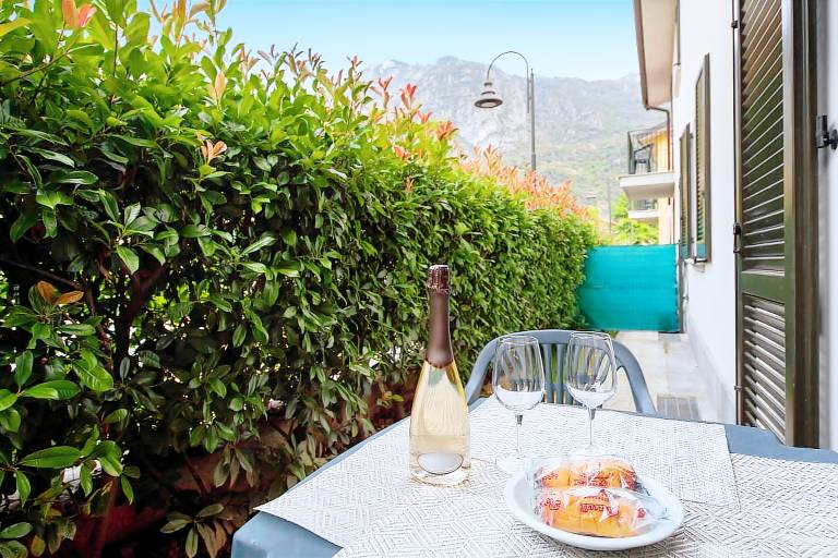 Holiday apartment with yard & terrace | Mountain view in Porlezza