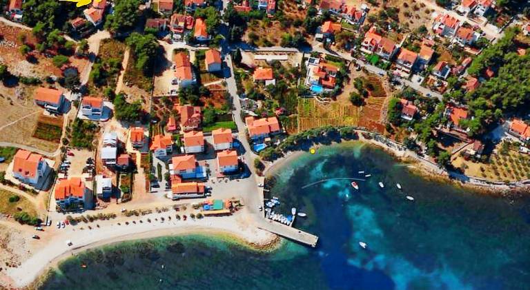Rental apartment with patio | Close to the beach | Pets allowed in Supetar