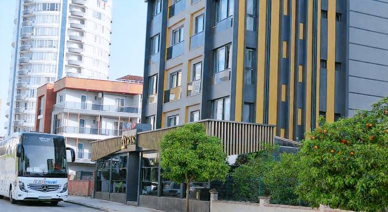 Apartment with yard & patio in Mersin