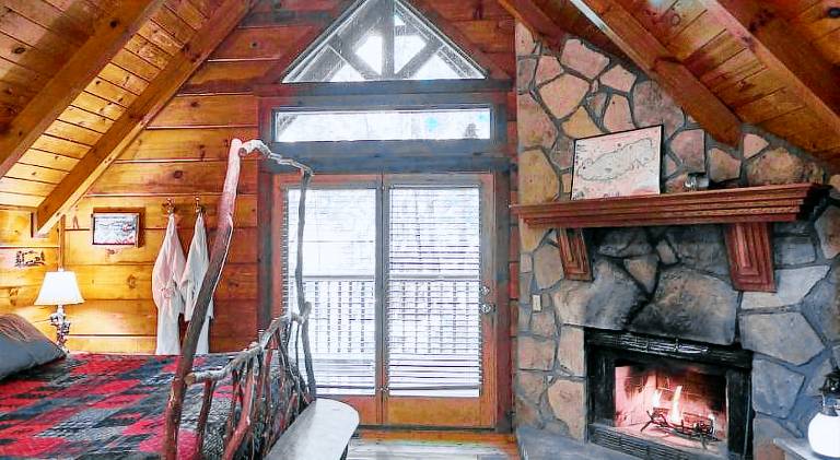 Chalet with hot tub — photo 2