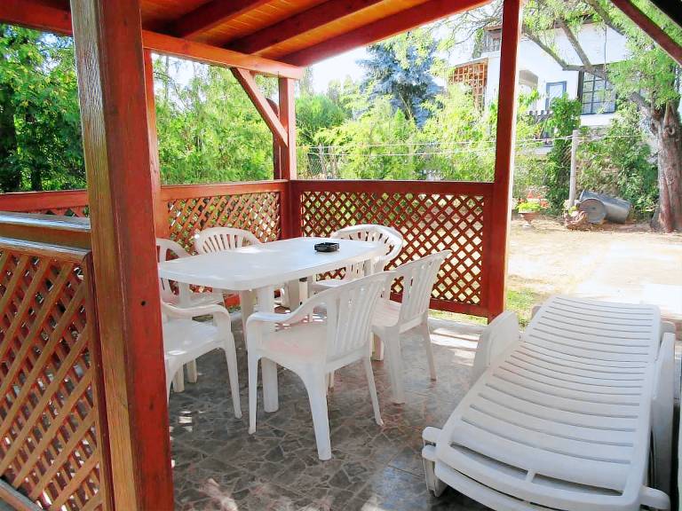 Vacation home with yard, patio & BBQ — photo 2