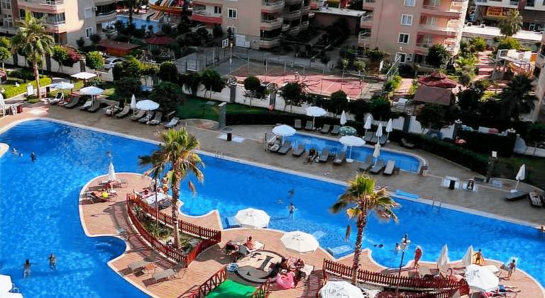 Apartment with yard, heated pool & patio in Alanya