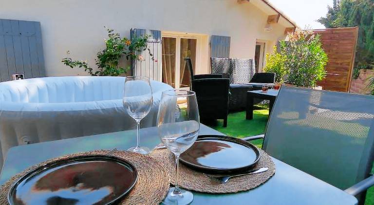 Pleasant chalet with garden, barbecue & hot tub | Dogs allowed in Sète