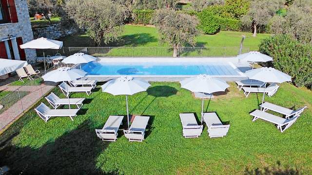 Vacation home with private pool, barbeque & garden — photo 4