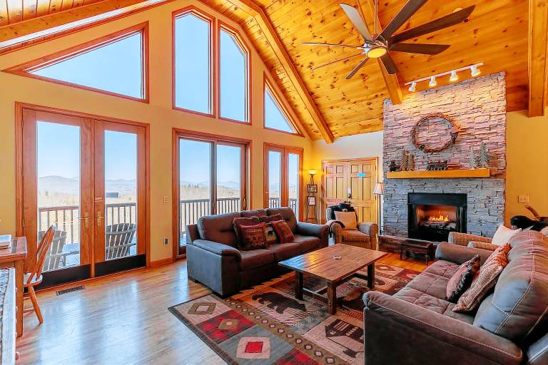 A Bear's Eye View - 10 min to Boone, Views, pets OK, pool table, hot tub! — photo 2