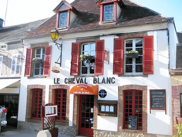 Logis Hotel Restaurant Le Cheval Blanc in Montargis